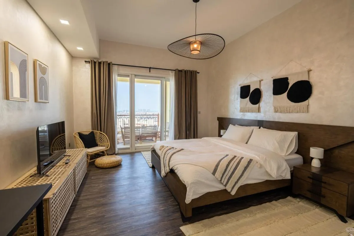 Elegant 2BR Palm Jumeirah Apt with Pool Access - 3