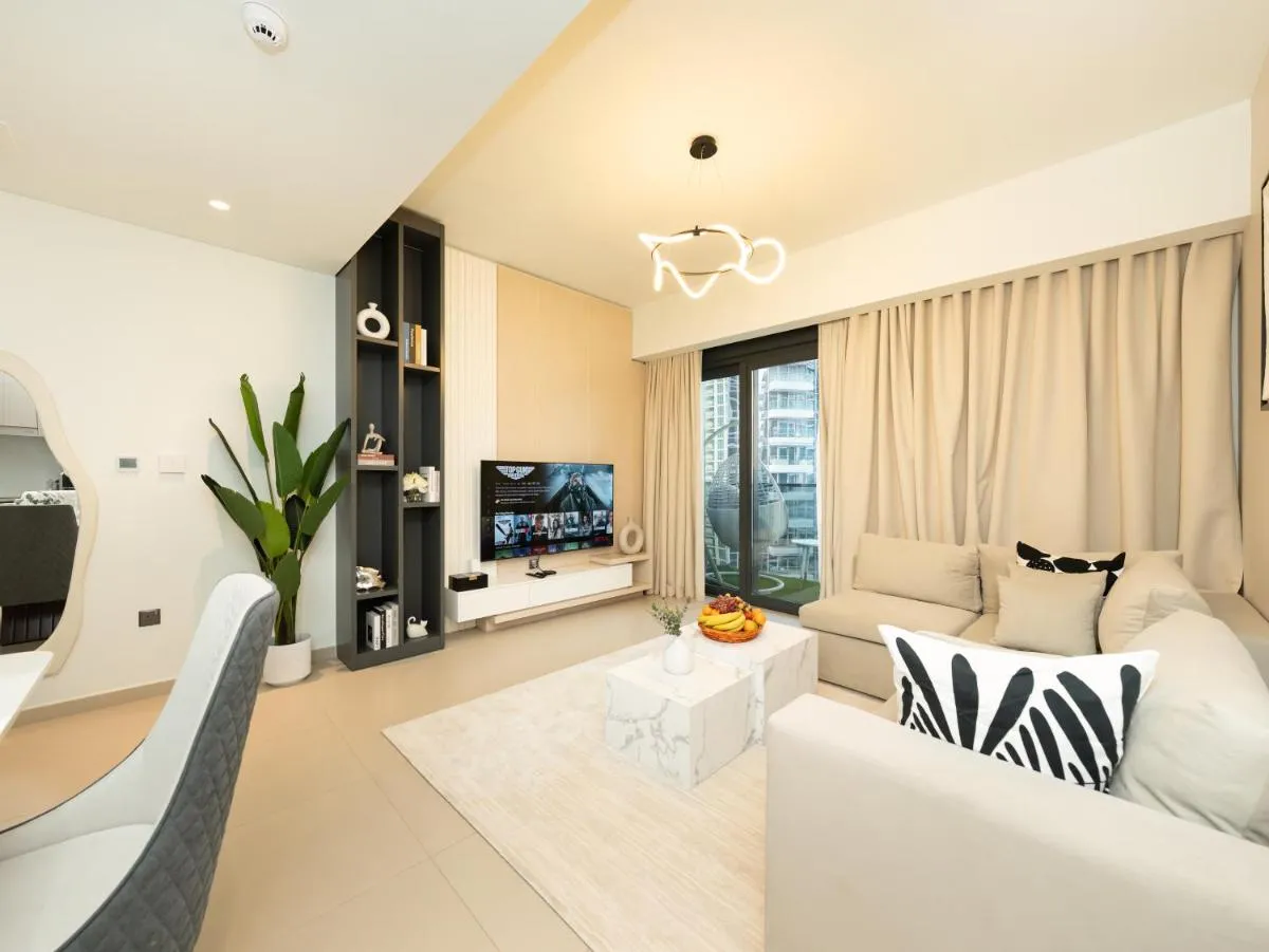 Exquisite 2 Bedroom Apartment I Burj Khalifa & Fountain Views I Free Gym, Pool, Parking, Wi-Fi and PS5 I by Skyline Serenity - 3