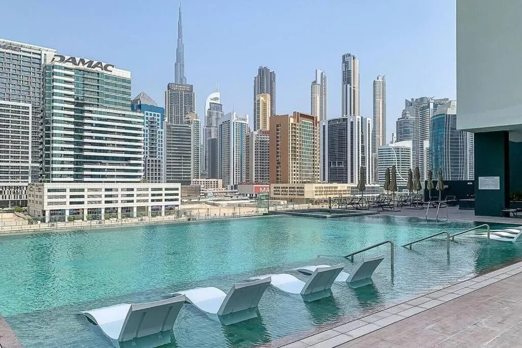 Glamorous 2 Bedroom Apartment I Panoramic Views – Business Bay I Free Wi-fi, Parking, Gym and Pool I by Meerak