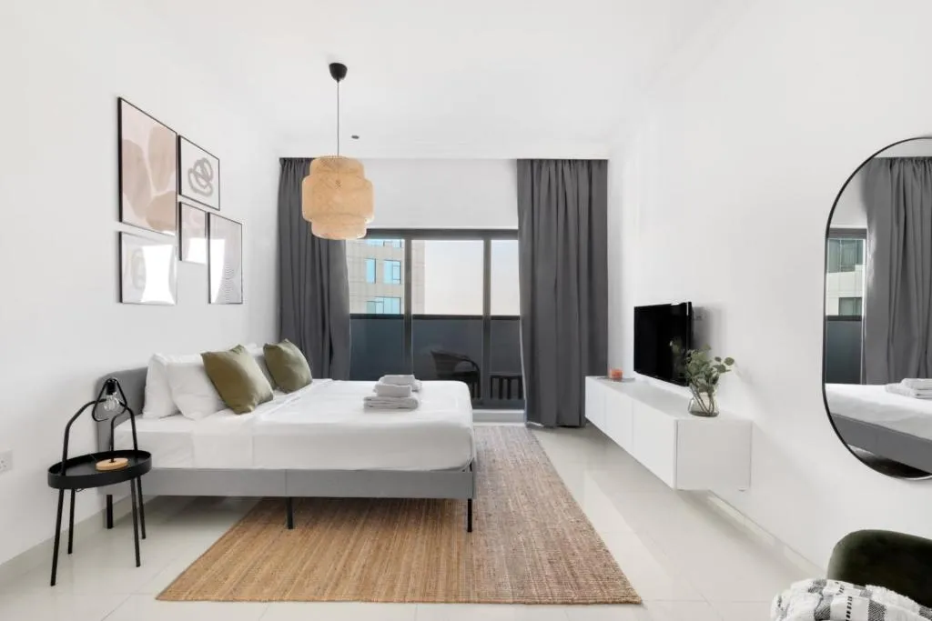 GuestReady – Minimalist Modern in Business Bay