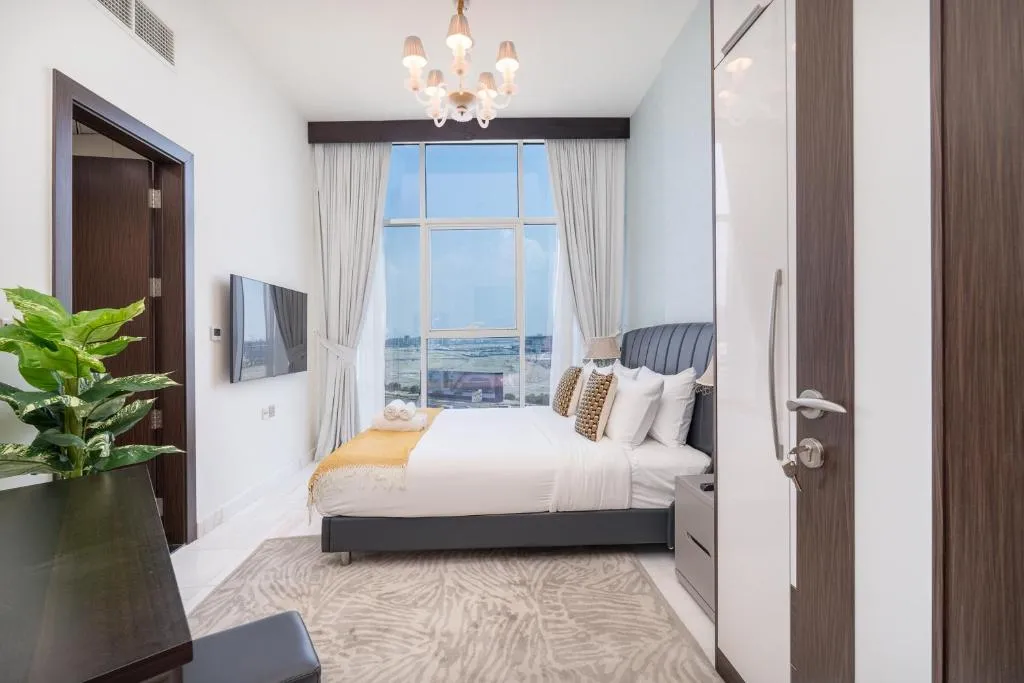 Heaven Crest Vacation Homes Business Bay Canal View – Luxury 2 Bedroom Suite with Free Parking, Wi-Fi, Gym and Pool