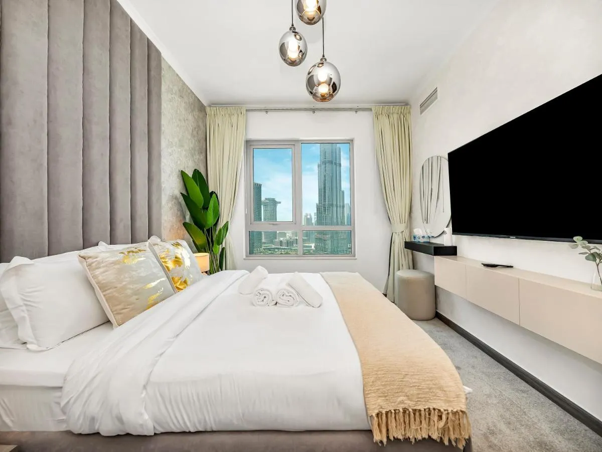 Luxe 4 bedroom Apartment I Burj Khalifa & Fountain Views I Free Gym, Pool, Parking, Wi-Fi and PS5 I by Skyline Serenity - 2