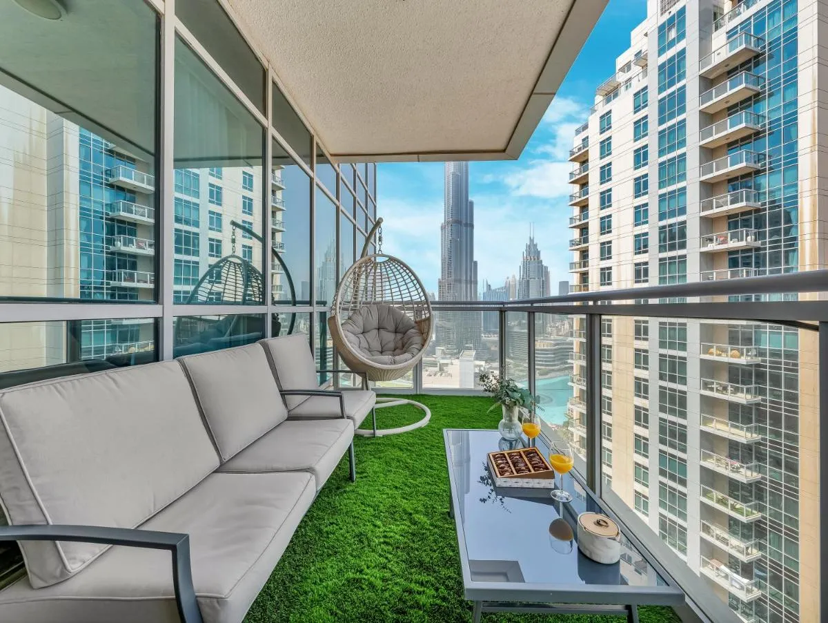 Luxe 4 bedroom Apartment I Burj Khalifa & Fountain Views I Free Gym, Pool, Parking, Wi-Fi and PS5 I by Skyline Serenity - 3