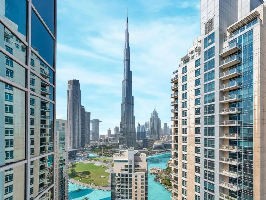 Luxe 4 bedroom Apartment I Burj Khalifa & Fountain Views I Free Gym, Pool, Parking, Wi-Fi and PS5 I by Skyline Serenity