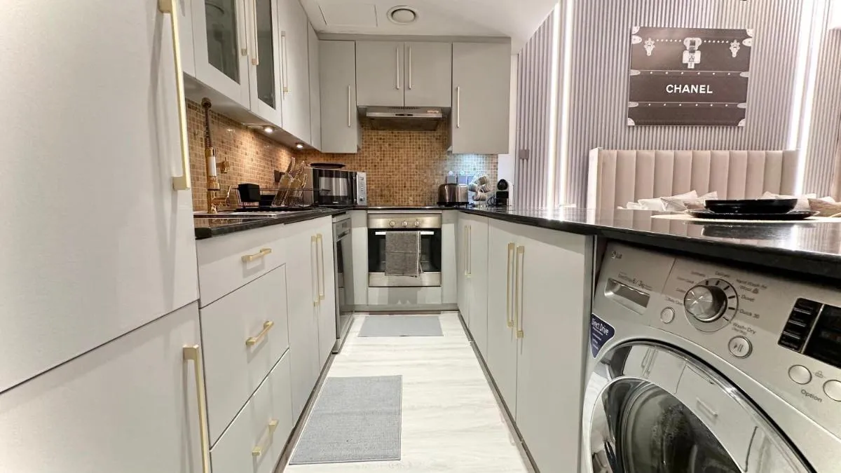 Luxury Large Studio In the Heart Of Dubai Close to Dubai Mall and Burj Khalifa - 2