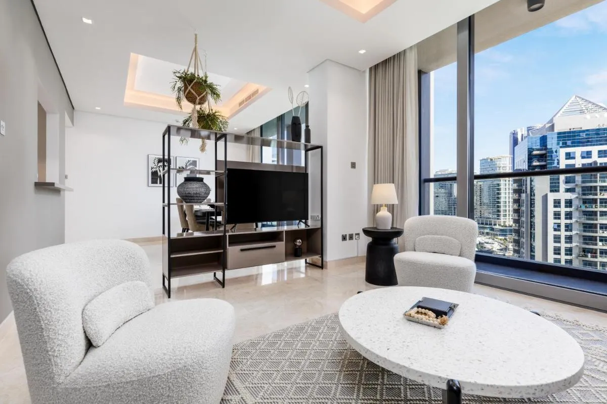 Maison Privee – Classy Urban Retreat with Amazing Dubai Canal Views - 3