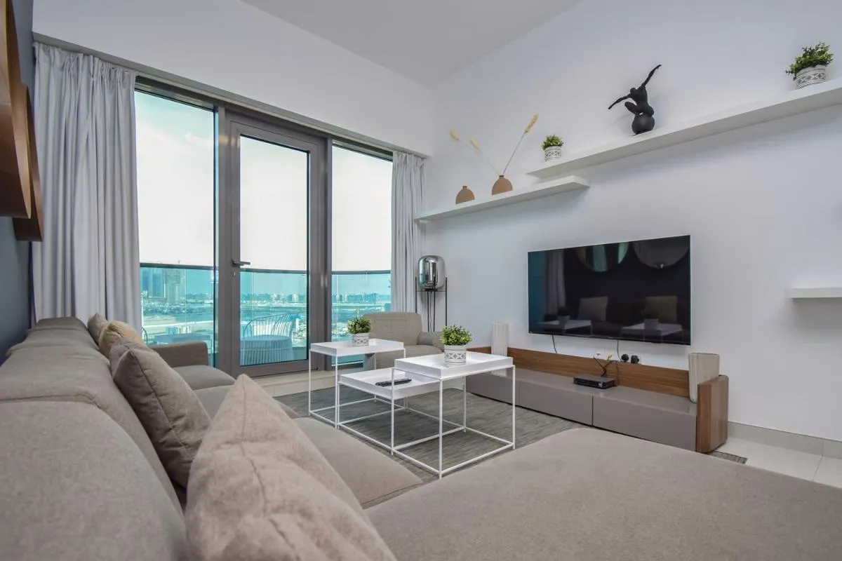 Spacious 1BR with Balcony & Rooftop Pool The Bay Business Bay - 2