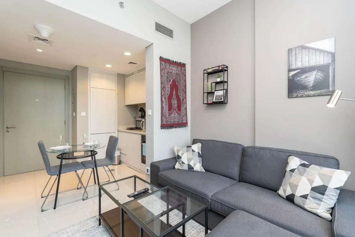 Stylish 1-Bedroom Apartment with Stunning Canal Views at Business Bay - 2