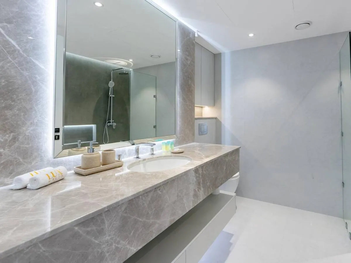 2 Bedroom Smart Home with a Panoramic Marina View - 3