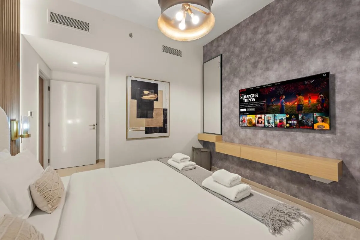 4BR with Spacious Balcony & Stunning Burj Khalifa Views - 2