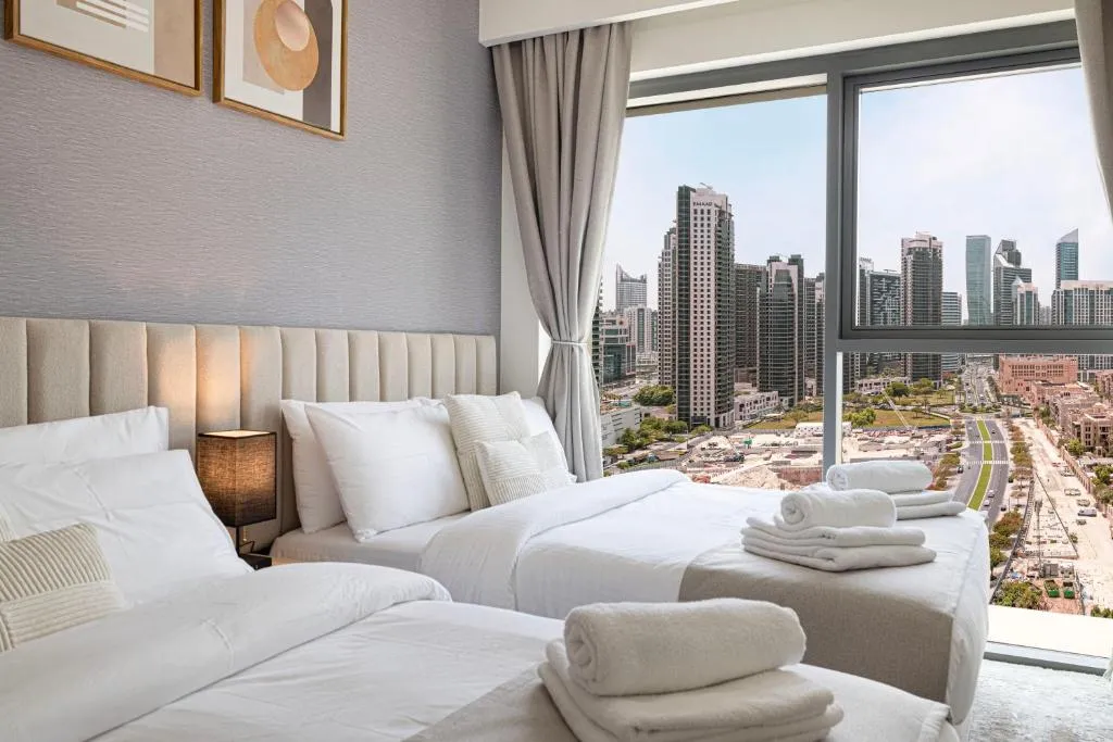 5 Minute Walk to The Fountains! Full Burj Khalifa View! 5-star Pool & Gym!