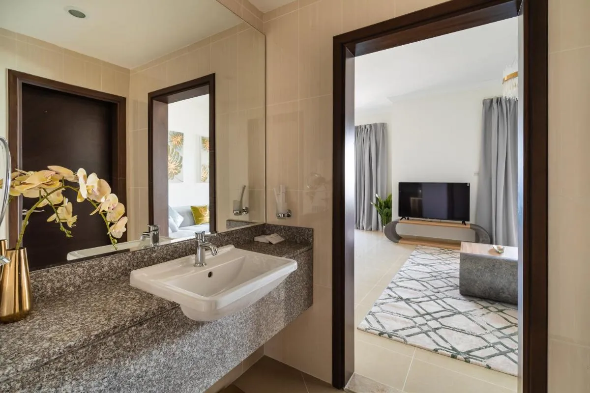 Amazing BeachFront Apartments near Atlantis Waterpark by Simply Comfort Sarai Palm Jumeirah - 3