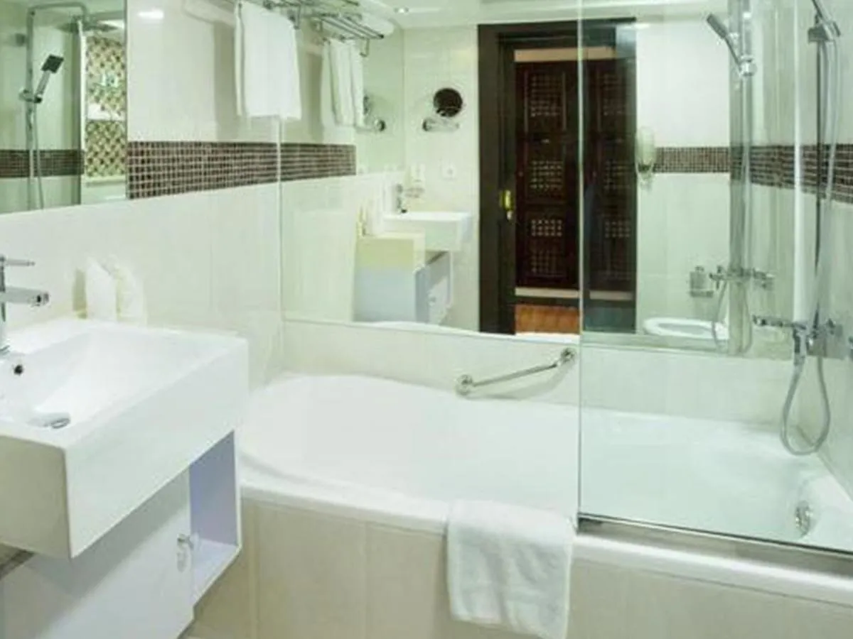 Arabian Courtyard Hotel & Spa - 3