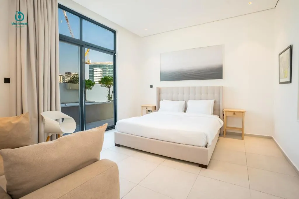 Blue Breeze – Elegant 1BR with Private Jacuzzi & Terrace in JVC