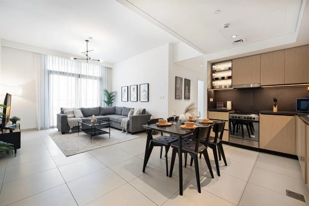 Burj Crown Luxury 4 Bedroom, Balcony Views, 5 min to Burj Khalifa