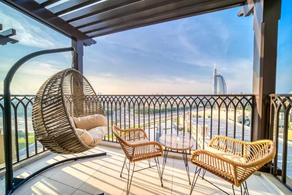 Coastal Luxury: 2BR Retreat with Sea Views