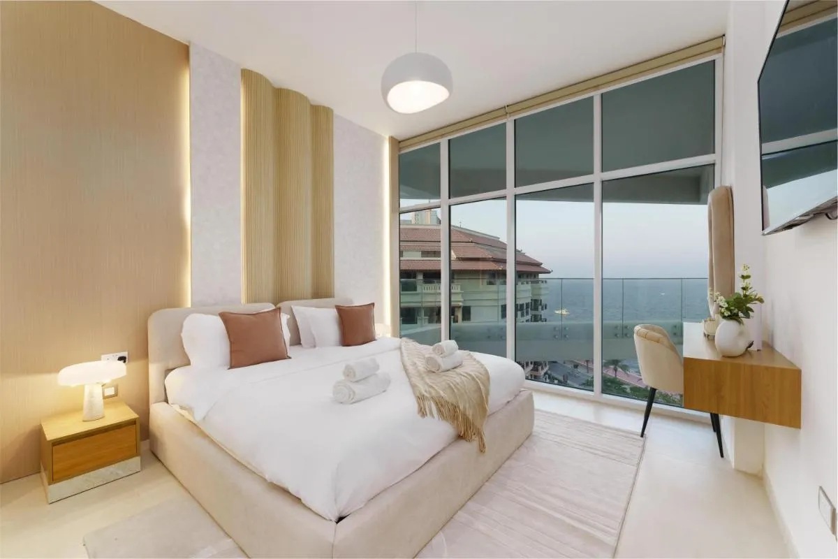 Dejaview Stays Luxury Apartment with Private Terrace, Burj & Sea View - 3