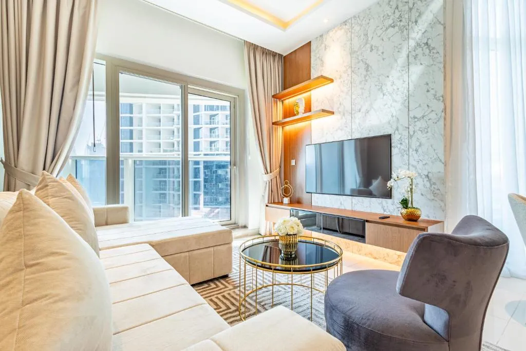 Deluxe One-Bedroom Apartment in Business Bay with Burj Khalifa and Canal View