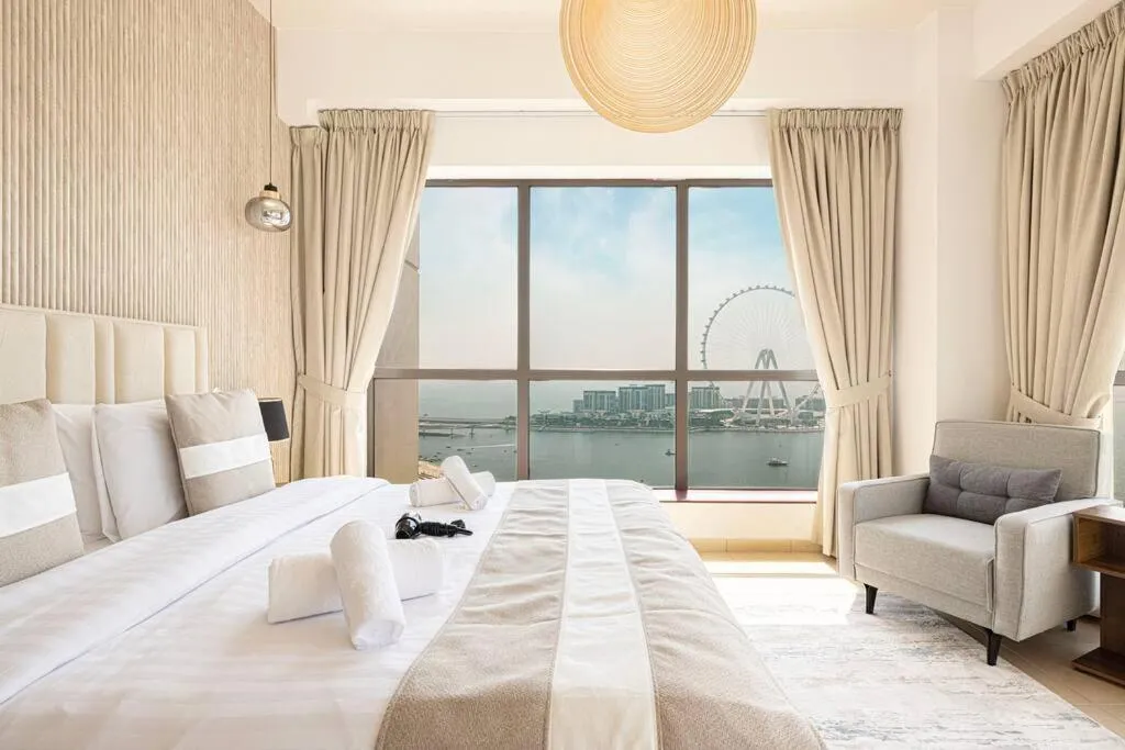 Dubai Eye & Sea View, 1-min walk to JBR Beach, Luxurious Beach Retreat!