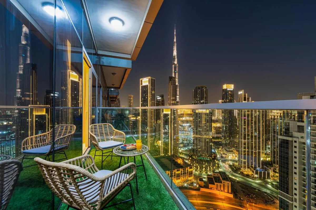 Dubai Scenic Infinity Pool with Burj Khalifa Views - 3