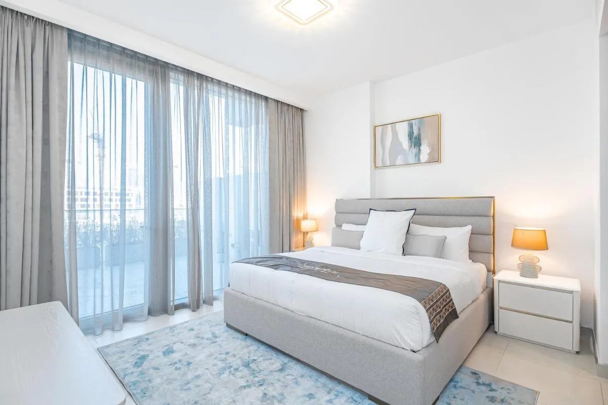 Escape24 2BR Canal Front Residence Near Al Wasl Safa Park with Skyline and Canal view Dubai - 2