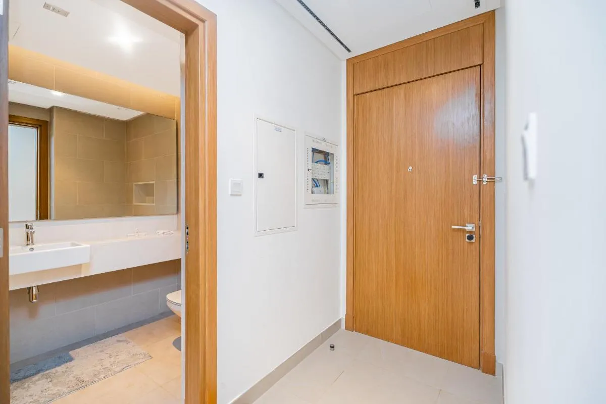 Escape24 2BR Canal Front Residence Near Al Wasl Safa Park with Skyline and Canal view Dubai - 3