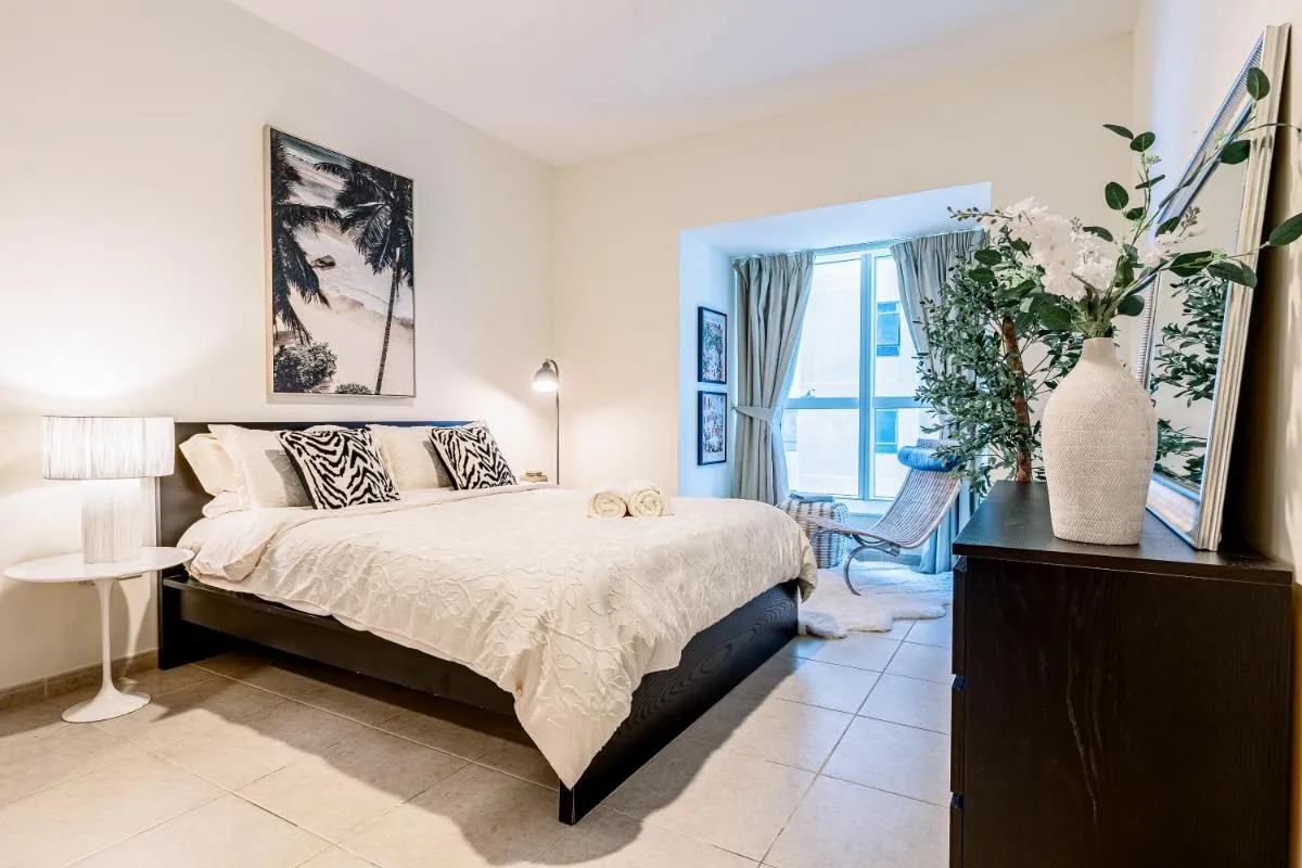 Fabulous 1BR in Dubai Marina near Beach With Sea Views - 2