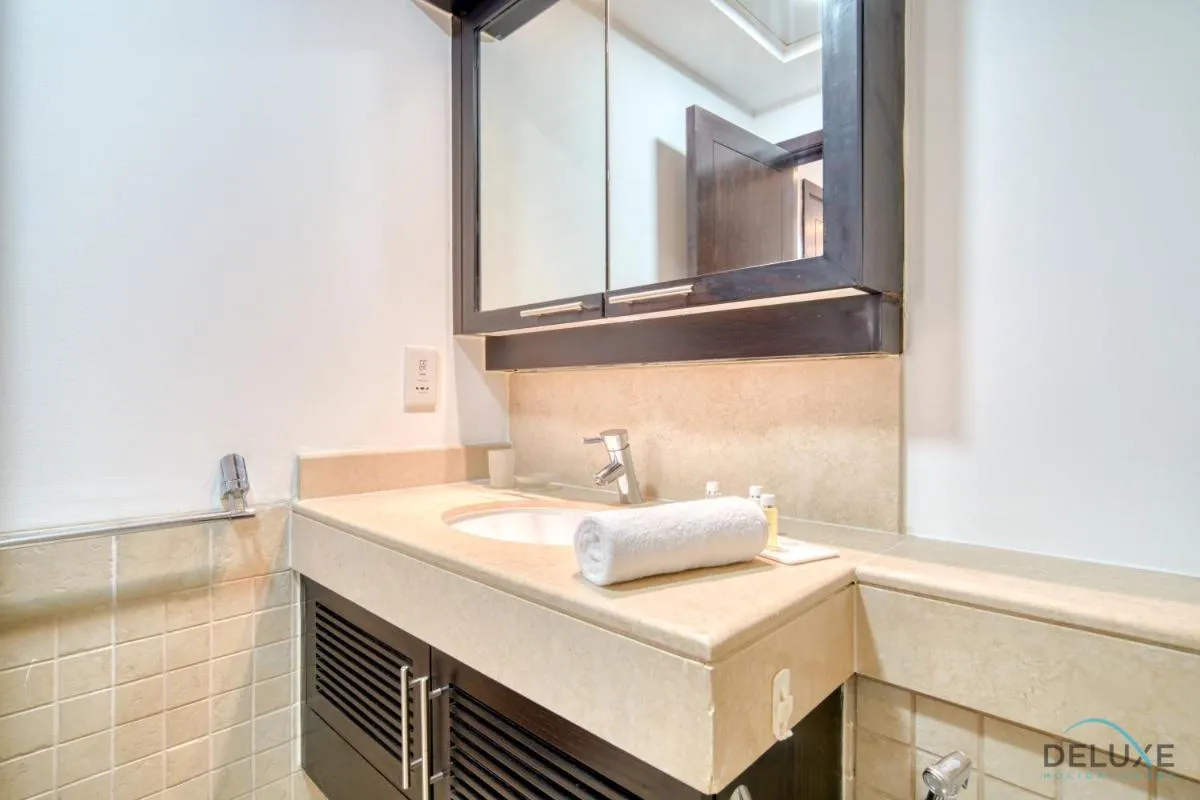 Glamorous 1BR at Residences 5 Downtown Dubai by Deluxe Holiday Homes - 3