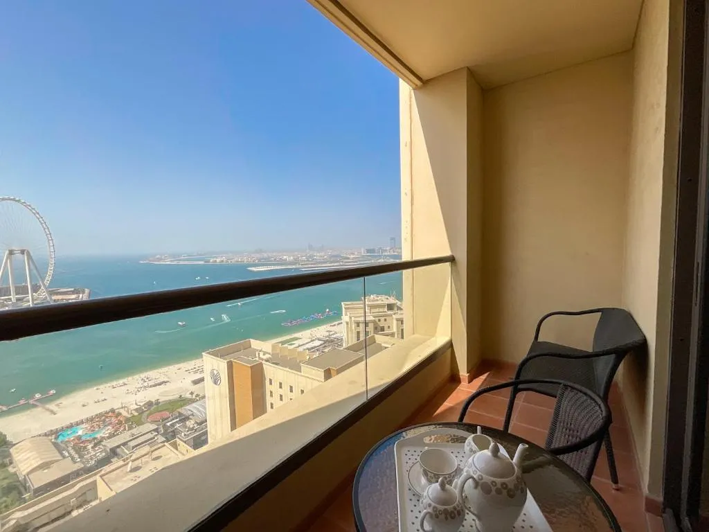 HiGuests – Amazing Sea Views from this 2BR Apt in JBR