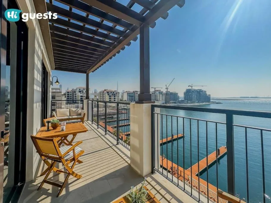 HiGuests – Beachfront Living Stunning 4 BR with Maid’s Room