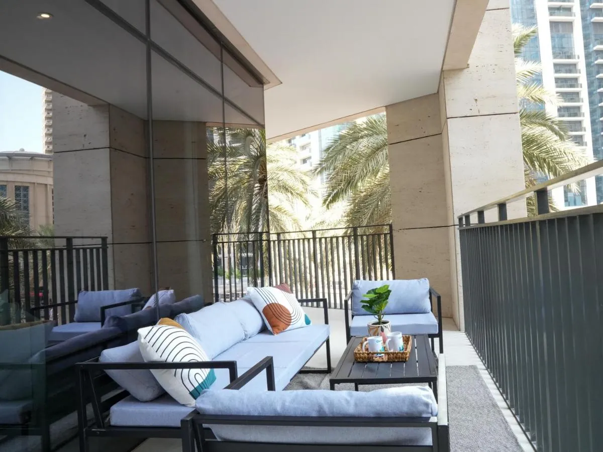 HiGuests – Elegant Apt With Terrace Minutes from Burj Khalifa - 2