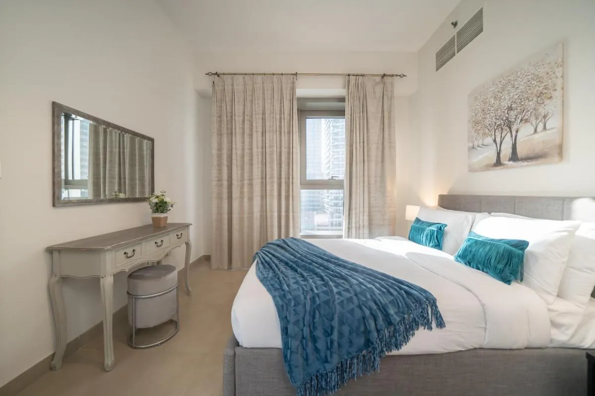 HiGuests – Spacious Apt for 5 With Spectacular Marina Views - 3