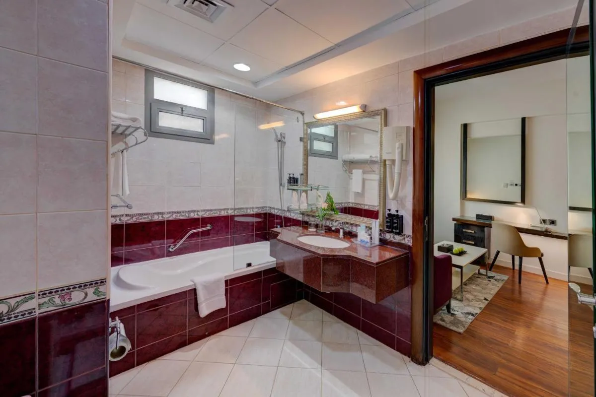 Howard Johnson Plaza by Wyndham Dubai Deira - 3