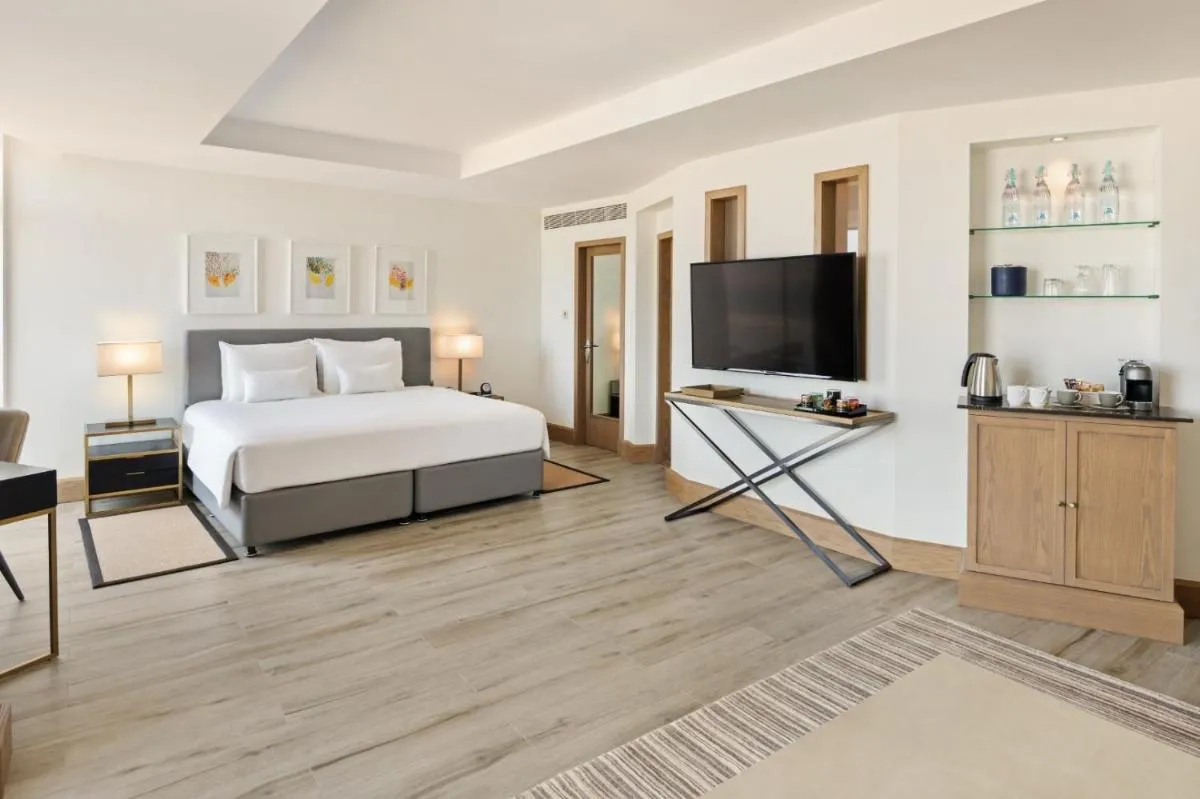 JA Beach Hotel, Dubai - 3