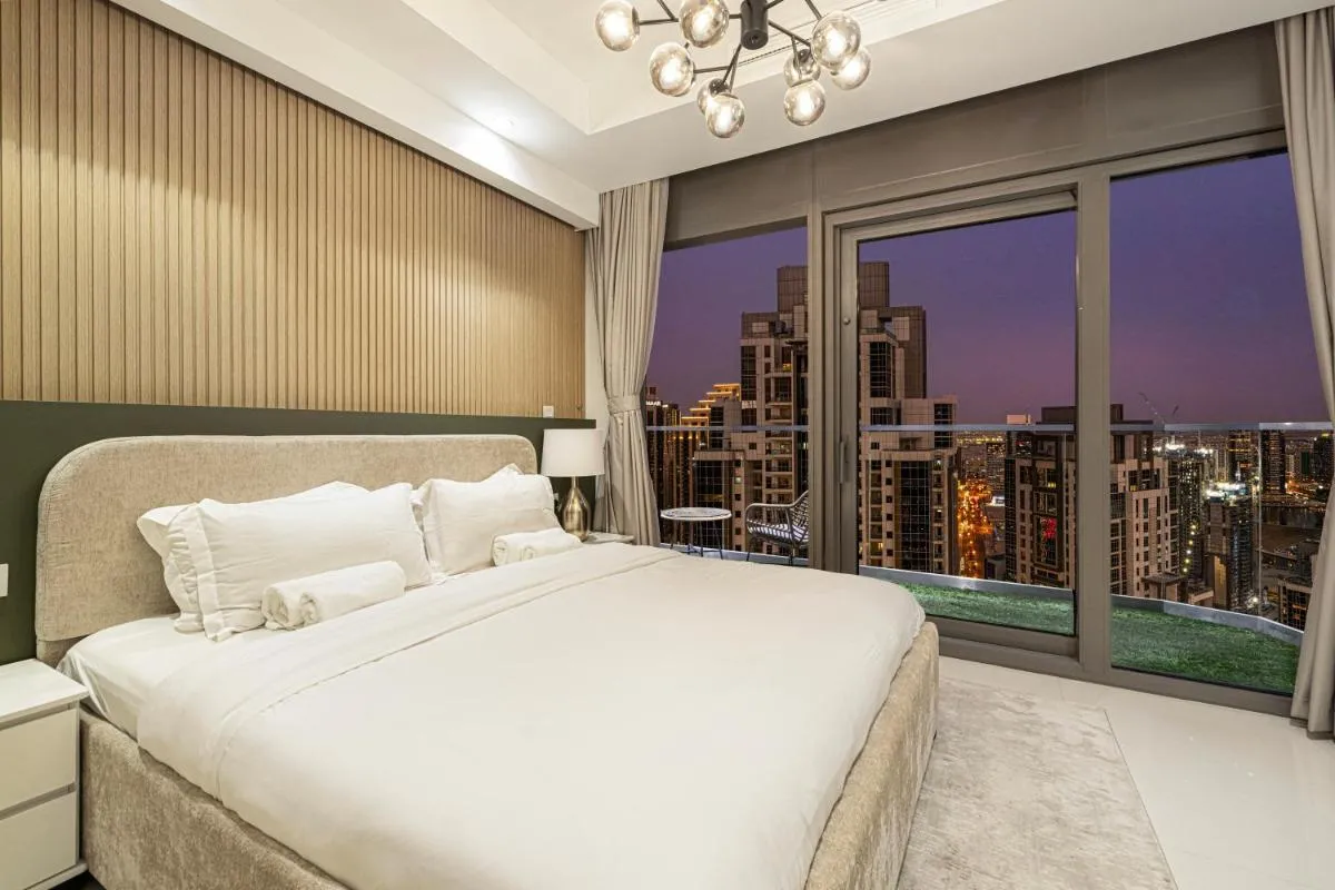 Luxe 2BR with Burj Khalifa View & Infinity Pool - 2