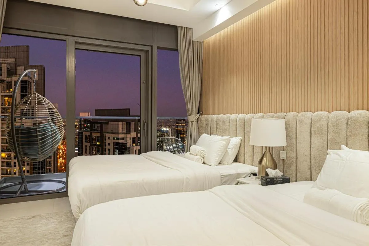Luxe 2BR with Burj Khalifa View & Infinity Pool - 3