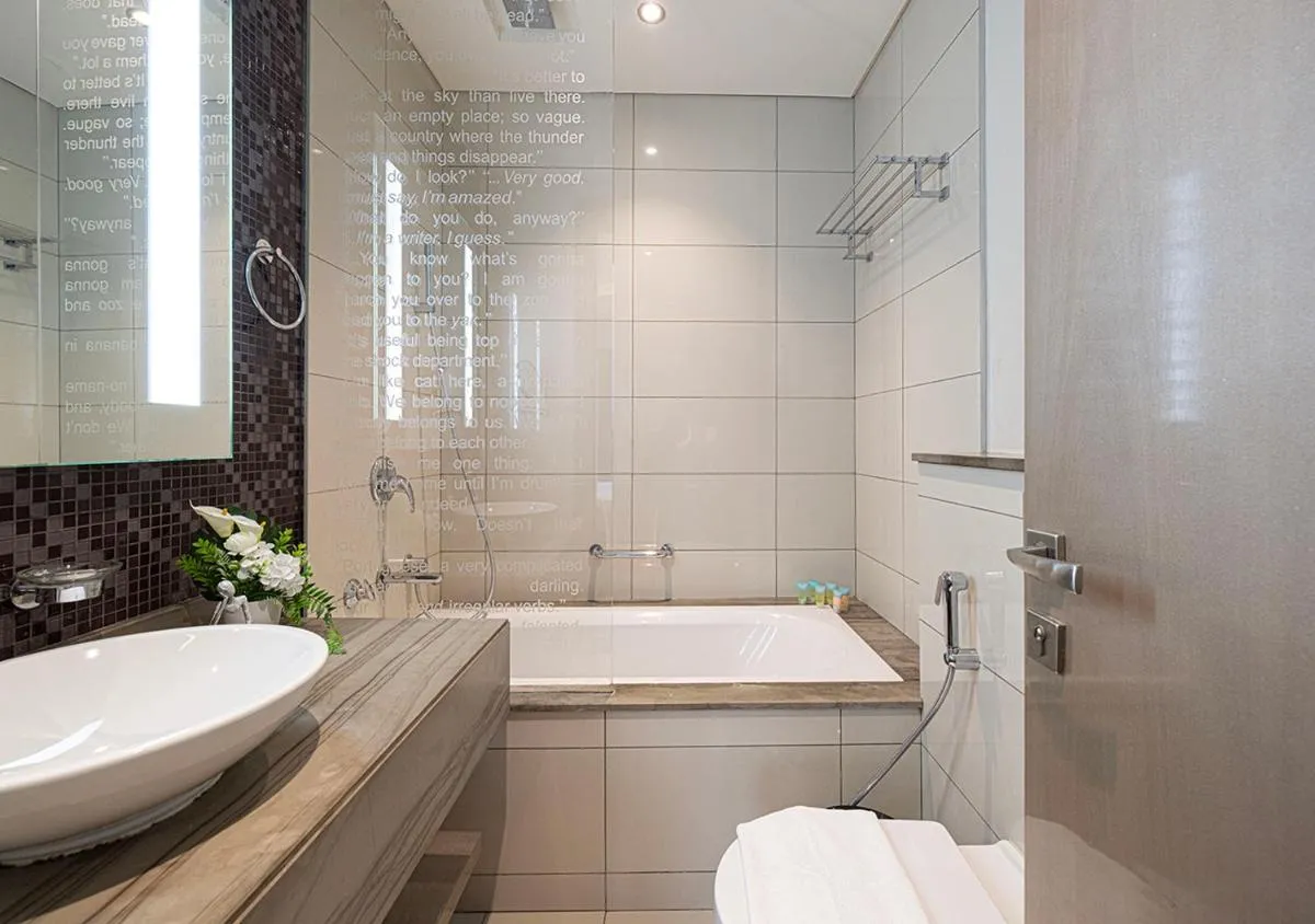 Luxurious 2BDR Apartment in Paramount Towers with Burj Khalifa Views - 3