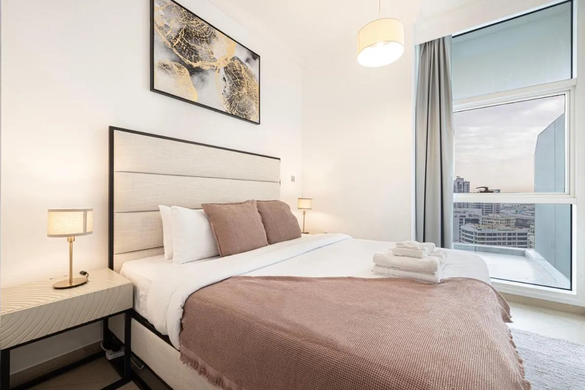 Luxury 1BR at Dubai Marina: Stunning Marina Views, Pool & Gym - 3