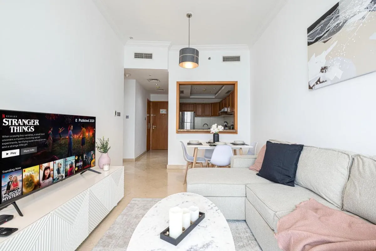 Luxury 1BR at Dubai Marina: Stunning Marina Views, Pool & Gym - 2