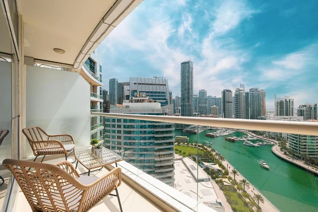 Luxury 1BR at Dubai Marina: Stunning Marina Views, Pool & Gym