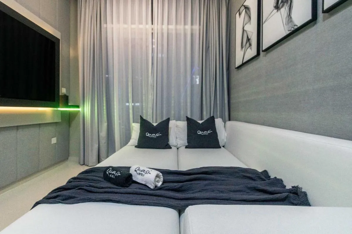 Luxury 2BD Apt with Pool GYM & Burj Khalifa Views - 3