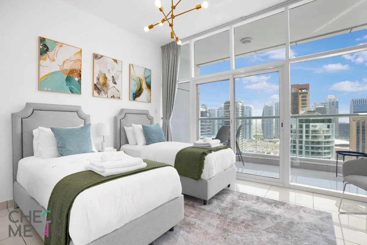 Luxury 2BR with Breath-taking Dubai Marina Views - 2