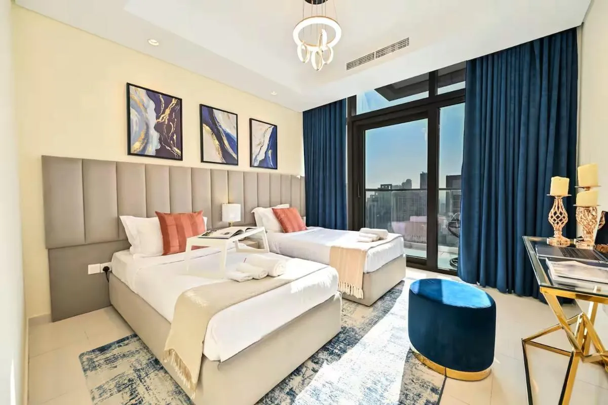 Luxury 2 Bedroom with Burj Khalifa View & Spectacular Rooftop Infinity Pool - 3