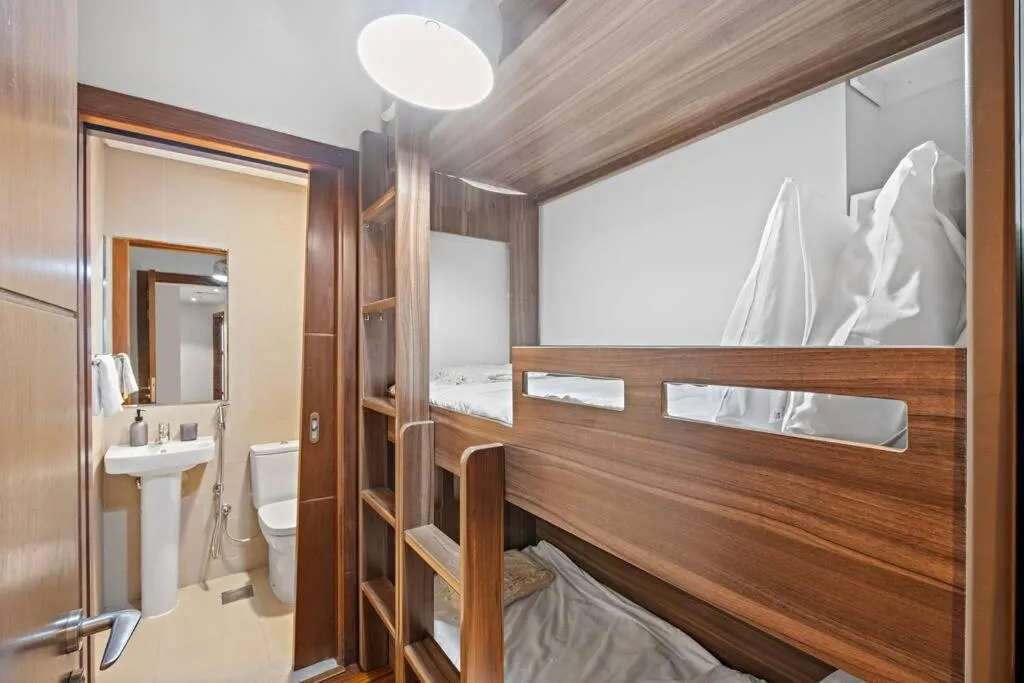 Luxury 4BR Flat, Downtown Dubai, Pool, Gym, PS5, Sleeps 11 Guests - 3