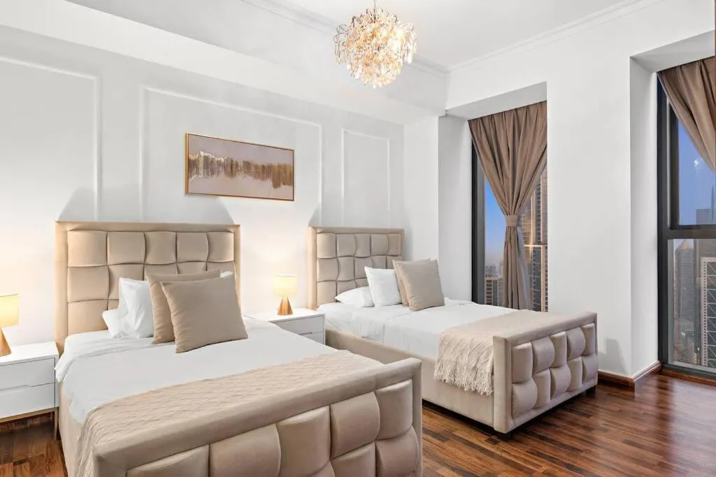 Luxury 4BR Flat, Downtown Dubai, Pool, Gym, PS5, Sleeps 11 Guests - 2