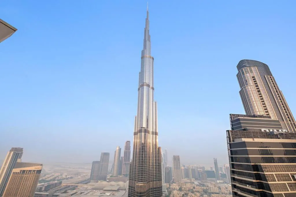 Luxury 4BR Flat, Downtown Dubai, Pool, Gym, PS5, Sleeps 11 Guests