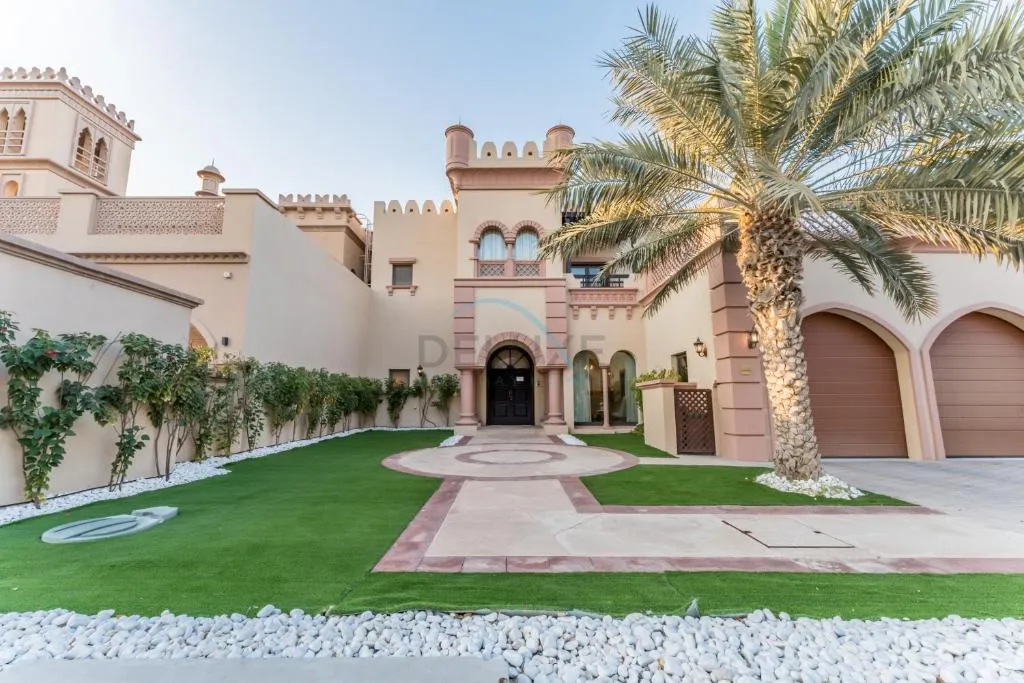 Minutes Walk from the Beach 3BR and Assistant’s Room Villa with Terrace, Canal Cove Villa 1, Palm Jumeirah by Deluxe Holiday Homes