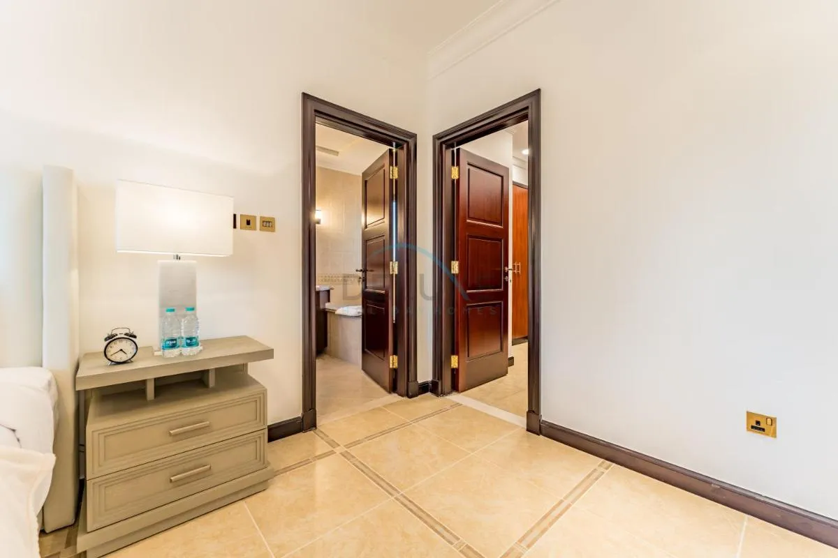 Minutes Walk from the Beach 3BR and Assistant’s Room Villa with Terrace, Canal Cove Villa 1, Palm Jumeirah by Deluxe Holiday Homes - 3
