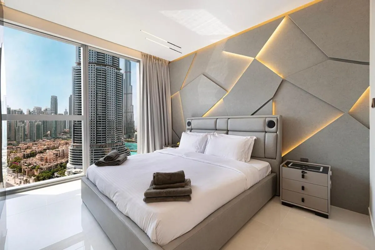 Modern Stylish 2 Bedroom Apartment with Burj Khalifa View - 2