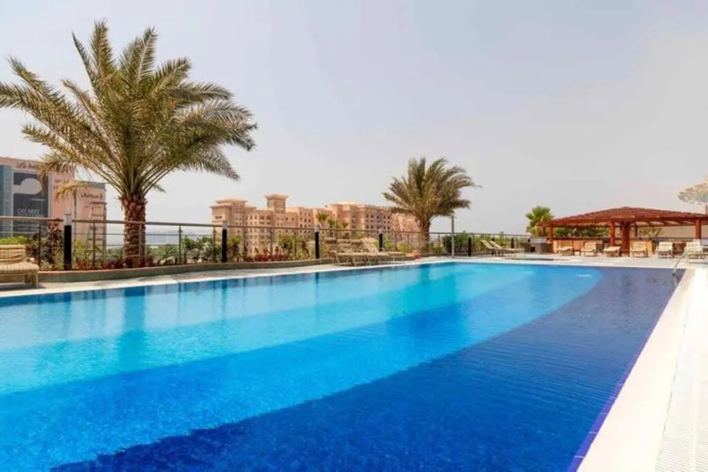 Ocean Heights – Spacious 1 Bedroom with Sea View & Free Parking